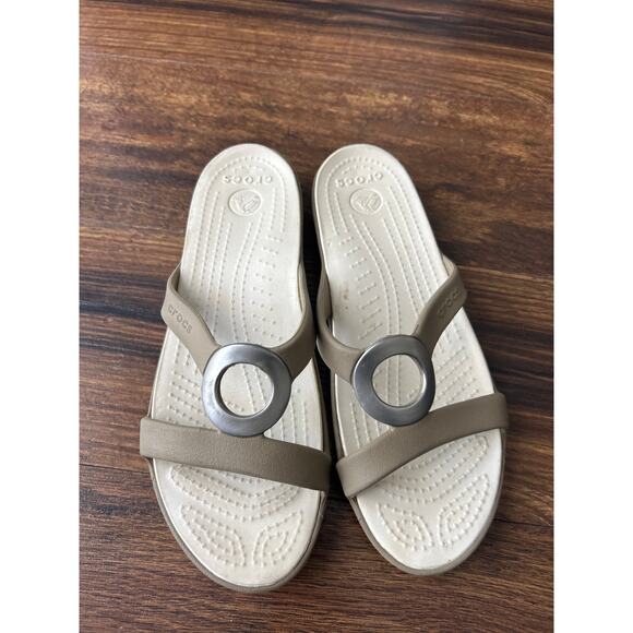 Crocs Sandals 8 Toupe Silver Sanrah Circle Slide Beach Round Flats - Picture 2 of 6
